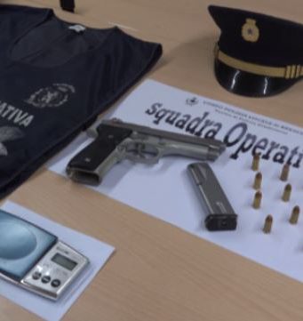88 grammi di cocaina e una Beretta calibro 9 in casa, arrestato un uomo