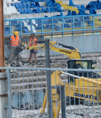 Lavori in corso al Rigamonti, ruspe in azione sul parterre basso