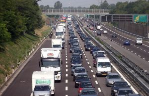 Camper tampona un mezzo pesante in A4: un morto, traffico in tilt