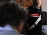 Si fingono agenti dei carabinieri e truffano un’anziana