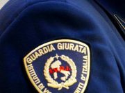 Guardia giurata nei guai, spara ai ladri e si accoltella da solo
