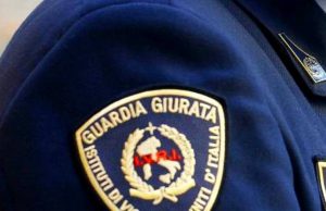 Guardia giurata nei guai, spara ai ladri e si accoltella da solo