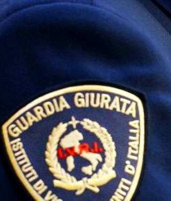 Guardia giurata nei guai, spara ai ladri e si accoltella da solo