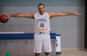 “Un gancio in mezzo al cielo”: in 500 per Marco Solfrini tra partitelle e gare di tiro