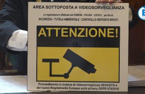 Rifiuti abbandonati fuori dai cassonetti, scattano le “foto-trappole”