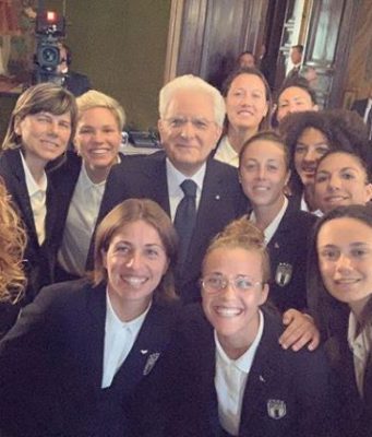 “Scusi presidente, un selfie?”: le ragazze mondiali al Quirinale da Mattarella