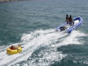 Sebino: gioca con il gommone, scompare nel lago. Ricerche in corso