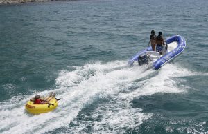 Sebino: gioca con il gommone, scompare nel lago. Ricerche in corso