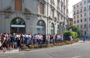 Corsa agli abbonamenti: code, malori e tanta tensione