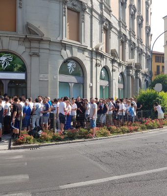Brescia, febbre abbonamenti: rabbia e coda davanti al nuovo store