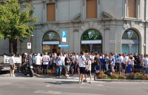 Abbonamenti Brescia, la protesta dei tifosi in coda: “E’ una vergogna”