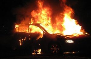 Mistero a Montichiari: auto in fiamme ma nessuna traccia del proprietario