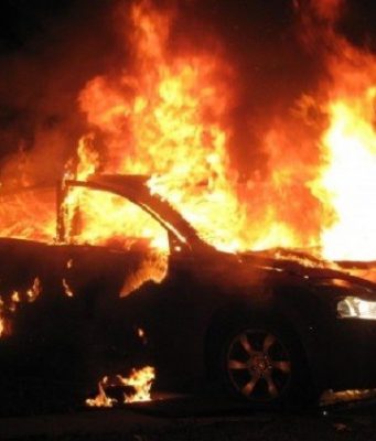 Mistero a Montichiari: auto in fiamme ma nessuna traccia del proprietario