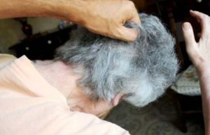 Genitori picchiati per denaro, condannata la figlia