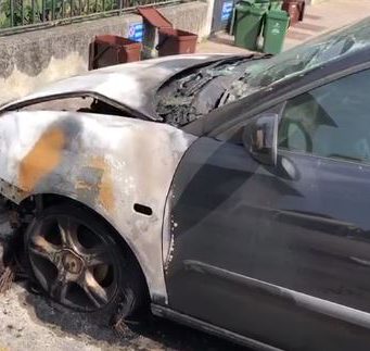 Cinque auto incendiate in via Ghislandi a Roncadelle: rabbia e tensione alle stelle