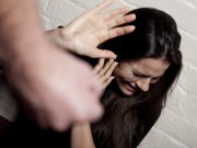 La minaccia e tenta di strangolarla, arrestato 34enne