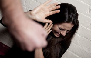 La minaccia e tenta di strangolarla, arrestato 34enne