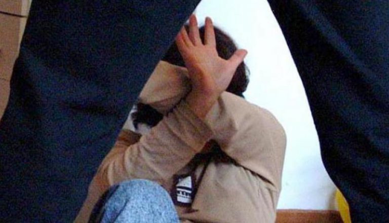 Maltrattano 4 sorelle: denunciati il padre, la madre e il fratello