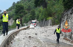 Frana sulla Gardesana: strada bloccata tra Riva del garda e Limone