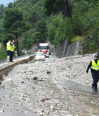 Frana sulla Gardesana: strada bloccata tra Riva del garda e Limone
