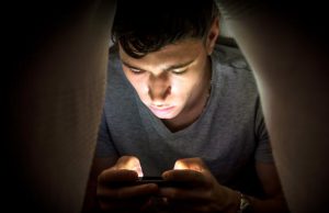 Usare il telefono di notte “confonde” e danneggia il nostro corpo