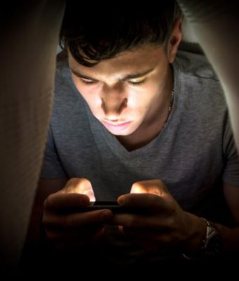 Usare il telefono di notte “confonde” e danneggia il nostro corpo