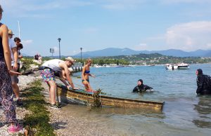 Sea Shepherd: operazione Lago pulito. Dai fondali spunta una barca
