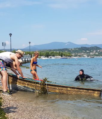 Sea Shepherd: operazione Lago pulito. Dai fondali spunta una barca