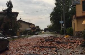Fornaci, tetti scoperchiati e alberi sradicati dalla tempesta