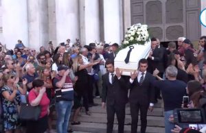 In centinaia in Piazza Duomo per l’ultimo saluto a Nadia Toffa