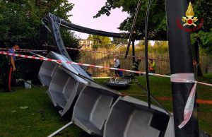 cade un trenino monorotaia a Movielend: tre bresciani feriti