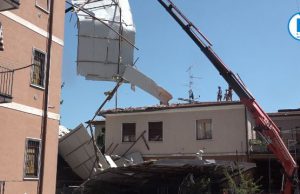 Lavori in corso a Villaggio Prealpino: rimosso il tetto della palazzina scoperchiata