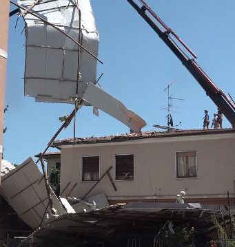 Lavori in corso a Villaggio Prealpino: rimosso il tetto della palazzina scoperchiata