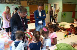 Primo giorno di scuola per le materne: il saluto del sindaco Del Bono