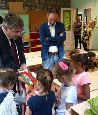 Primo giorno di scuola per le materne: il saluto del sindaco Del Bono
