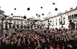 600 studenti in Piazza Loggia per l'”Ad Maiora”