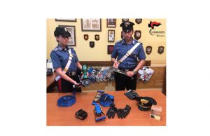 Cercano di rubare due pali della luce, in manette due persone