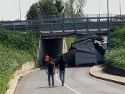 Fornaci: camion incastrato nel sottopasso viene scoperchiato