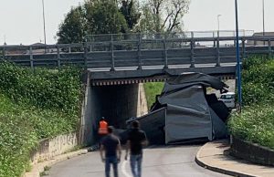 Fornaci: camion incastrato nel sottopasso viene scoperchiato