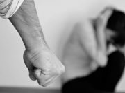 Non accetta la fine della relazione, entra in casa della ex e la picchia: arrestato
