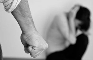 Non accetta la fine della relazione, entra in casa della ex e la picchia: arrestato