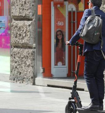 Monopattini elettrici: allo studio la stretta con casco e assicurazione