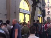Tensione al Brescia Store, due poliziotti caricati all’ingresso