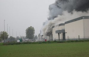 Incendio alla Solat, Vigili del Fuoco ancora in azione: danni pesantissimi.