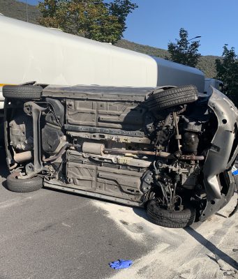 75enne si ribalta con la sua auto ma rifiuta il ricovero