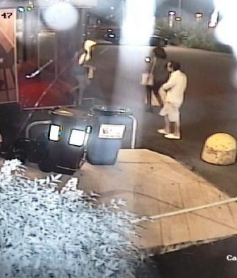 Prima le ruba la borsetta poi le chiede 50€ per restituirgliela, fermato un uomo