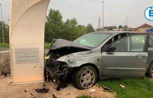 Mazzano, si schianta contro il monumento al centro della rotonda. Sano e salvo