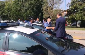 Poliziotti uccisi a Trieste, l’omaggio dei Carabinieri davanti alla Questura di Brescia