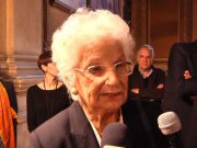 Liliana Segre premiata “Donna Straordinaria” a Brescia: “Difficile difendersi dall’indifferenza”