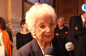 Liliana Segre premiata “Donna Straordinaria” a Brescia: “Difficile difendersi dall’indifferenza”